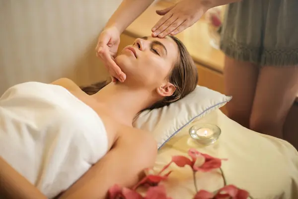 Reinigung, Peeling, Wirkstoffkonzentrate, Massage und Maske
